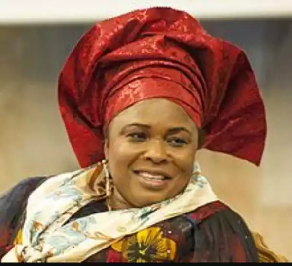 Patience Jonathan Catwalks Into Skye Bank To Make Withdrawal From Her Unfrozen Account